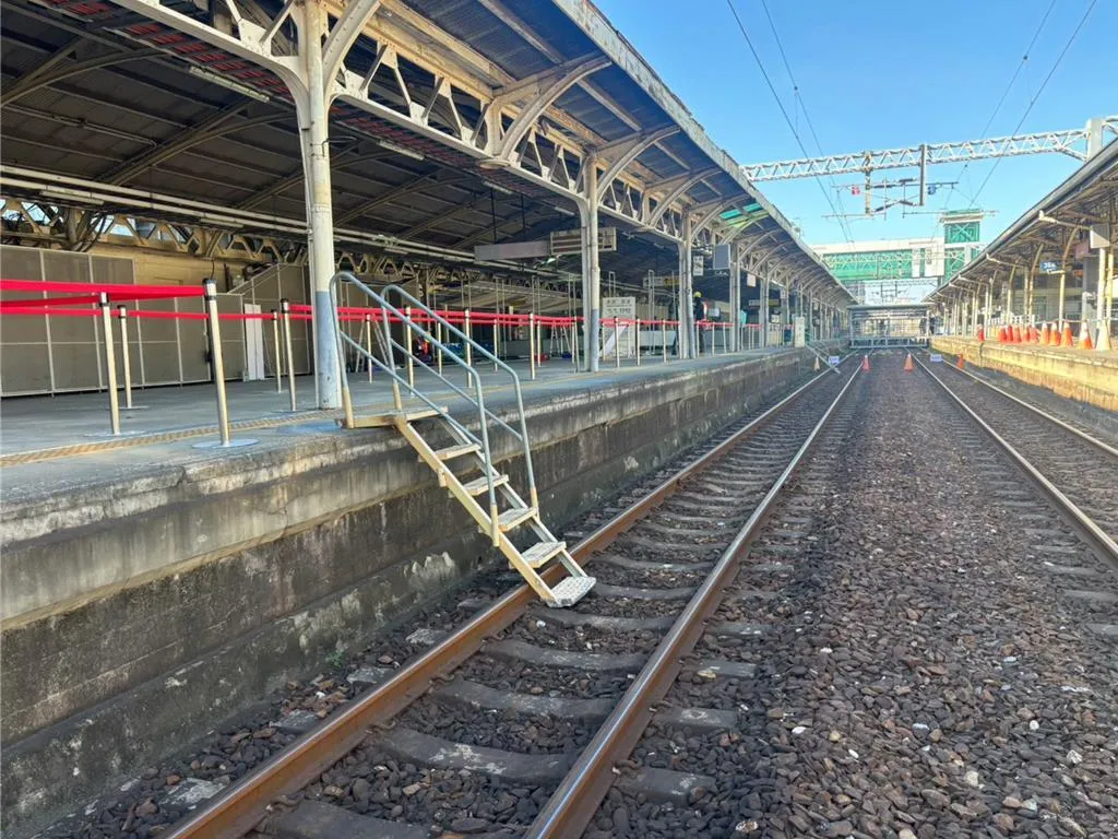 台南車站從即日起至10月26日止，限時開放舊車站軌道區，提供市民與鐵道迷進場拍照打卡。（圖／交通局提供）