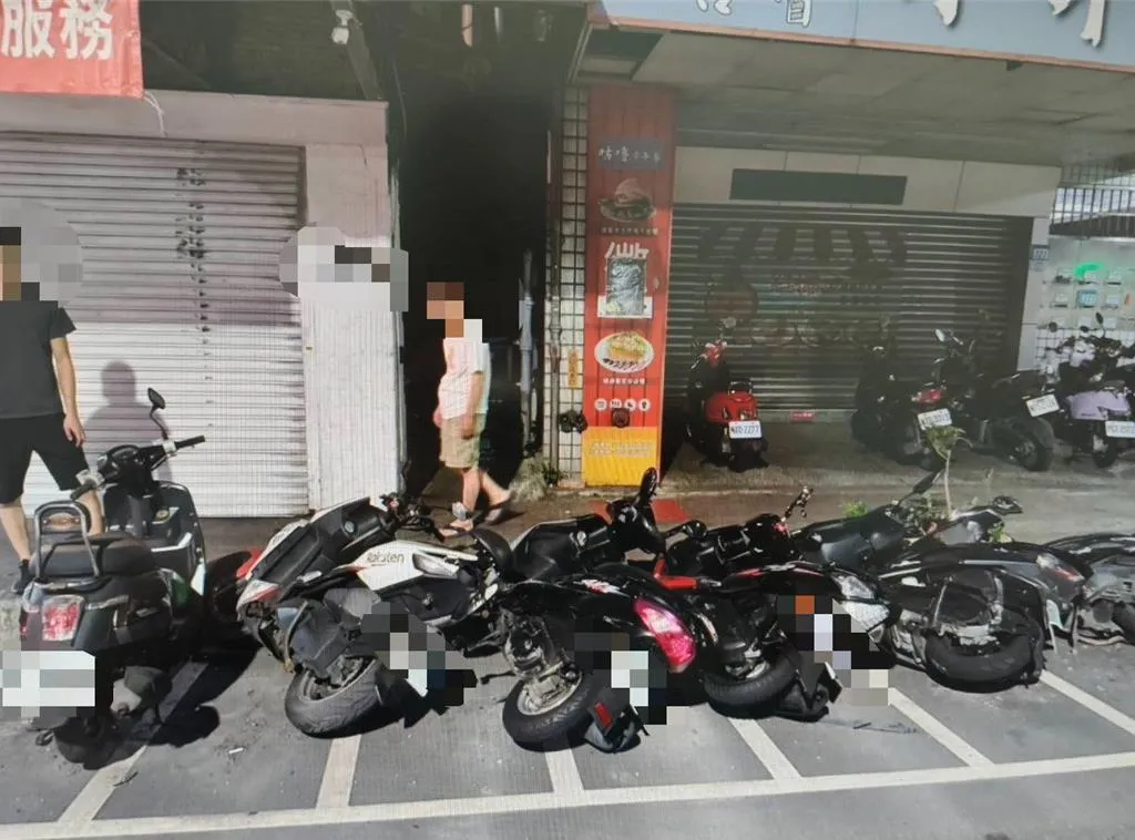 廖男失控推撞路邊停放的2輛汽車與9輛機車。（圖／警方提供）