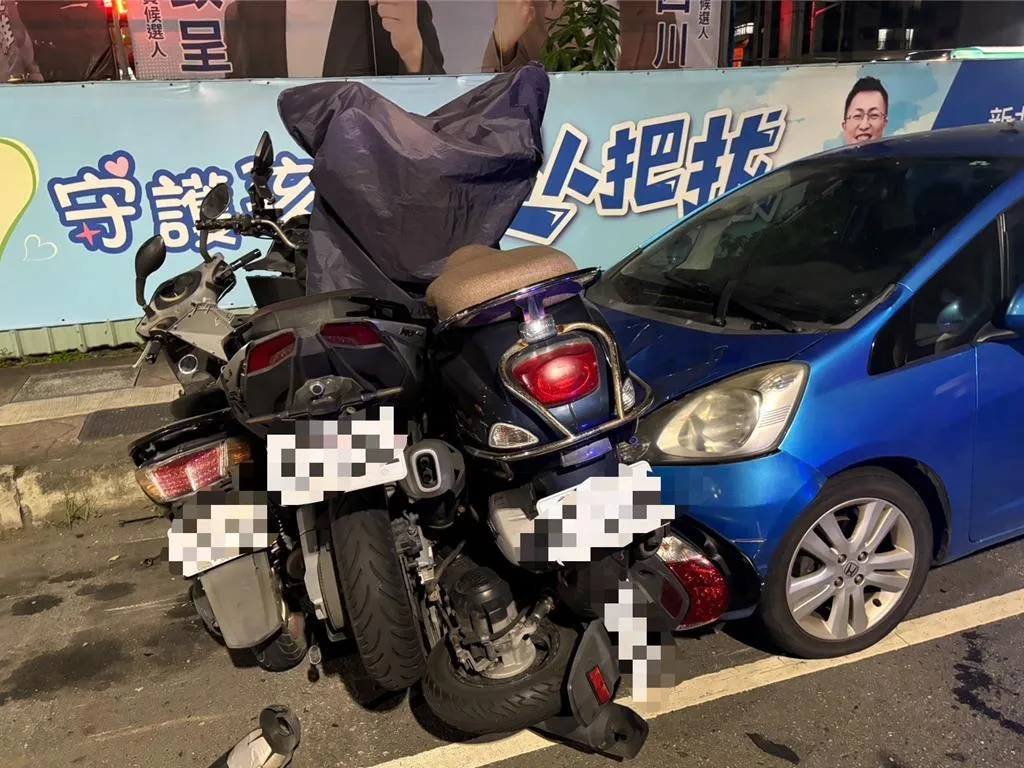 事發現場一片凌亂，汽機車都遭殃。（圖／警方提供）