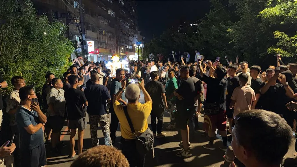 將近6百人包圍武和宮抗議。（圖／警方提供）