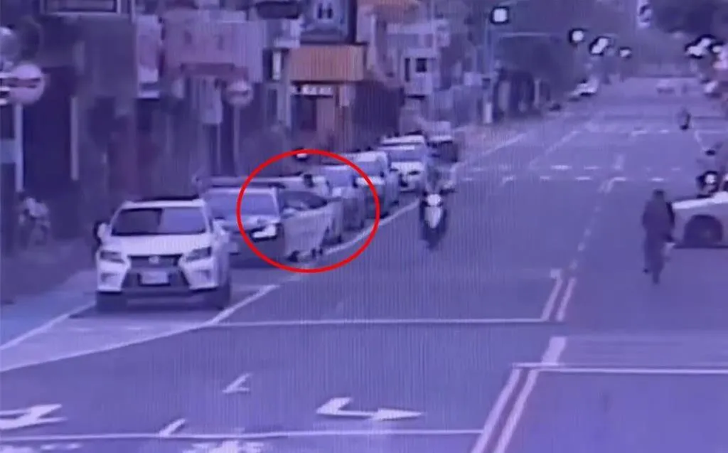 楊姓男子趁員警執行勤務時，擅自打開巡邏車車門坐進車內。（圖／翻攝畫面）