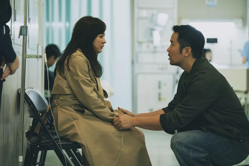 演員張孝全（右）、陳意涵（左）在戲劇《郵票與舒芙蕾》有感情對手戲，劇中張孝全對感情很笨拙，他笑說，「男人至死是少年，我覺得所有的男人都一樣」。（圖／時創影業提供）