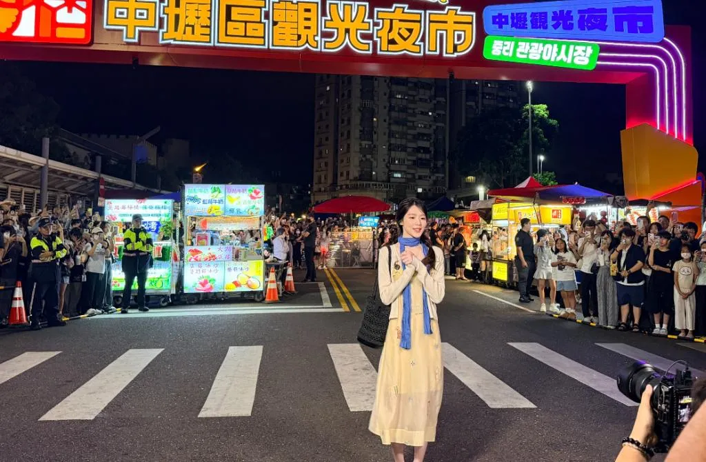 南韓女團i-dle台籍成員舒華21日晚間驚喜現身桃園中壢觀光夜市,為家鄉拍攝觀光宣傳影片。(圖/中時/民眾提供)