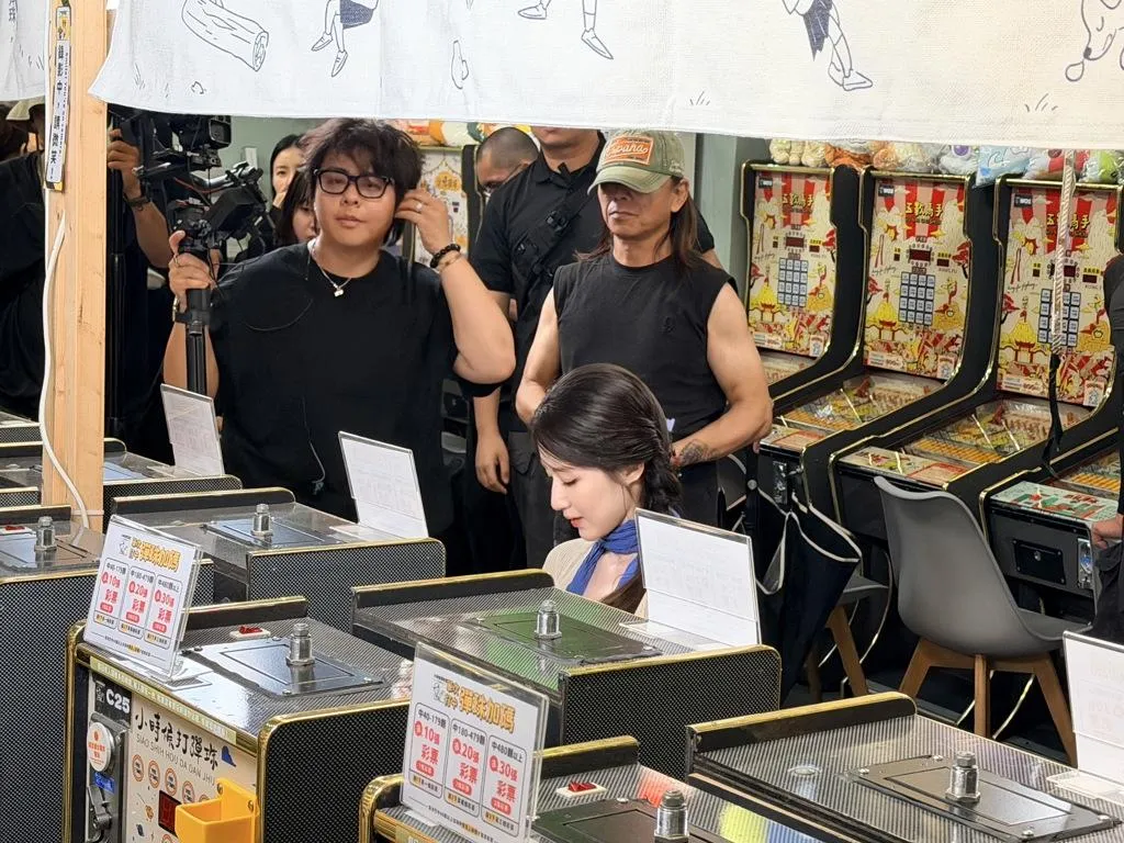 舒華來到夜市裡的打彈珠攤位,回味兒時歡樂記憶。(圖/中時/民眾提供)
