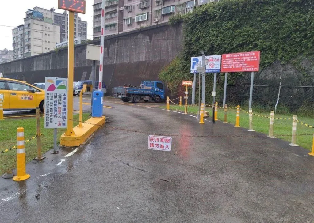 新北市高灘地停車場22日下午4時起車輛只出不進，並開放橫移門周邊道路紅黃線停車，晚間8時起強制拖吊停車場車輛。（圖／新北市水利局提供）