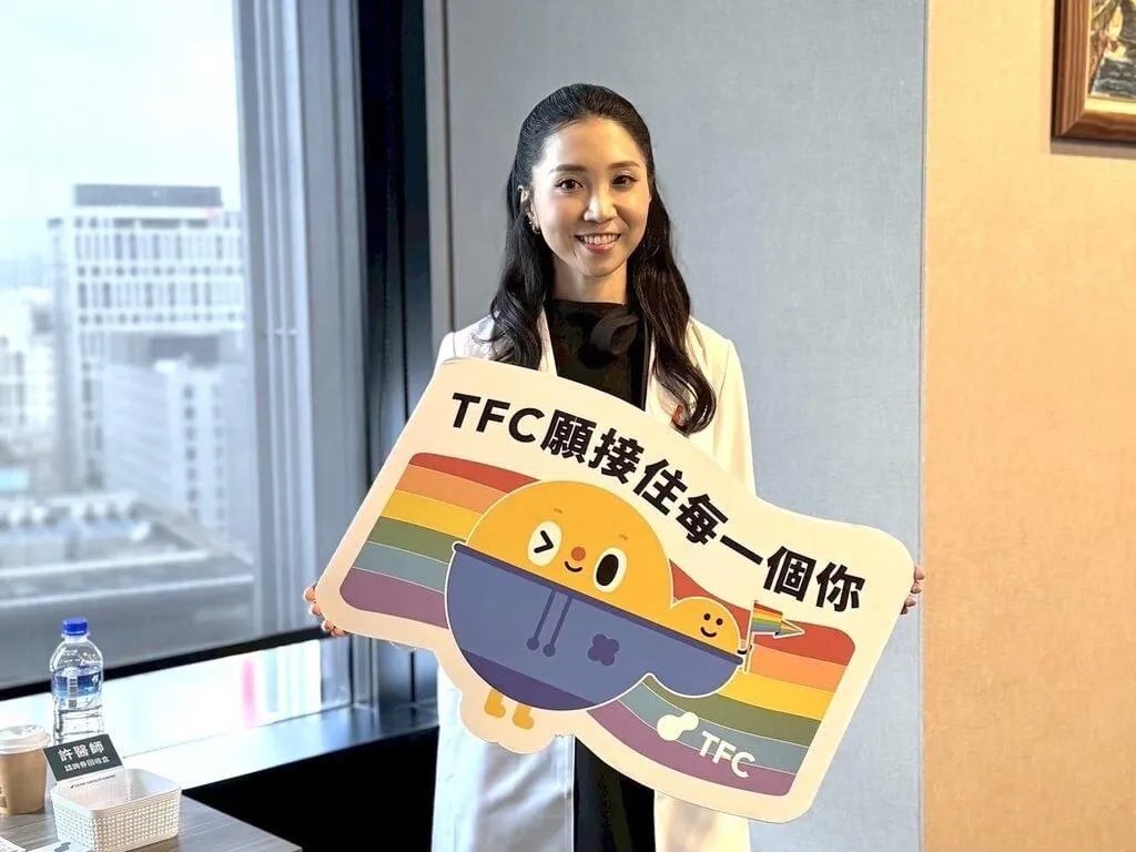 台北生殖中心醫師許嘉樺呼籲立法院盡速修正人工生殖法，開放單身女性與女同伴侶適用，讓更多渴望迎接新生命的多元家庭，在台灣獲得平等專業醫療保障。（圖／TFC台北生殖中心提供）