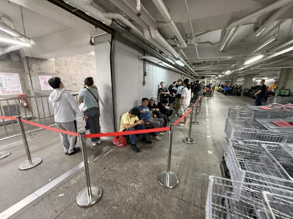 iPhone Duo開賣遇颱風也擋不住。（圖／民眾提供）