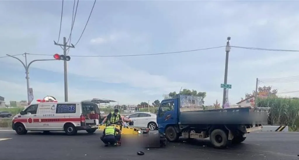 嘉義大林162線路口發生嚴重車禍，小貨車與機車碰撞現場。（圖／警方提供）