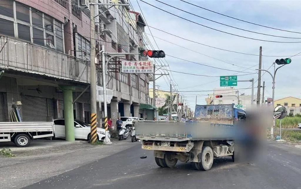 肇事小貨車駕駛經警方唾液快篩，呈現第二級毒品陽性反應。（圖／警方提供）