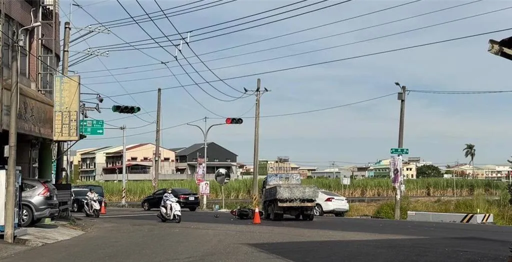 72歲女騎士遭左轉小貨車猛烈撞擊，連人帶車摔倒在地。。（圖／警方提供）