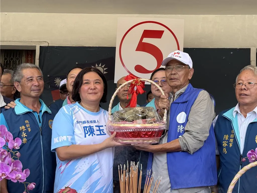 國民黨金門縣長候選人陳玉珍(左二)23日上午在縣黨部正式成立競選服務處，前金門縣長陳水在(右二)到場特別送上象徵「包中」的粽子，為陳玉珍獻上祝福。（中時于家麒攝）