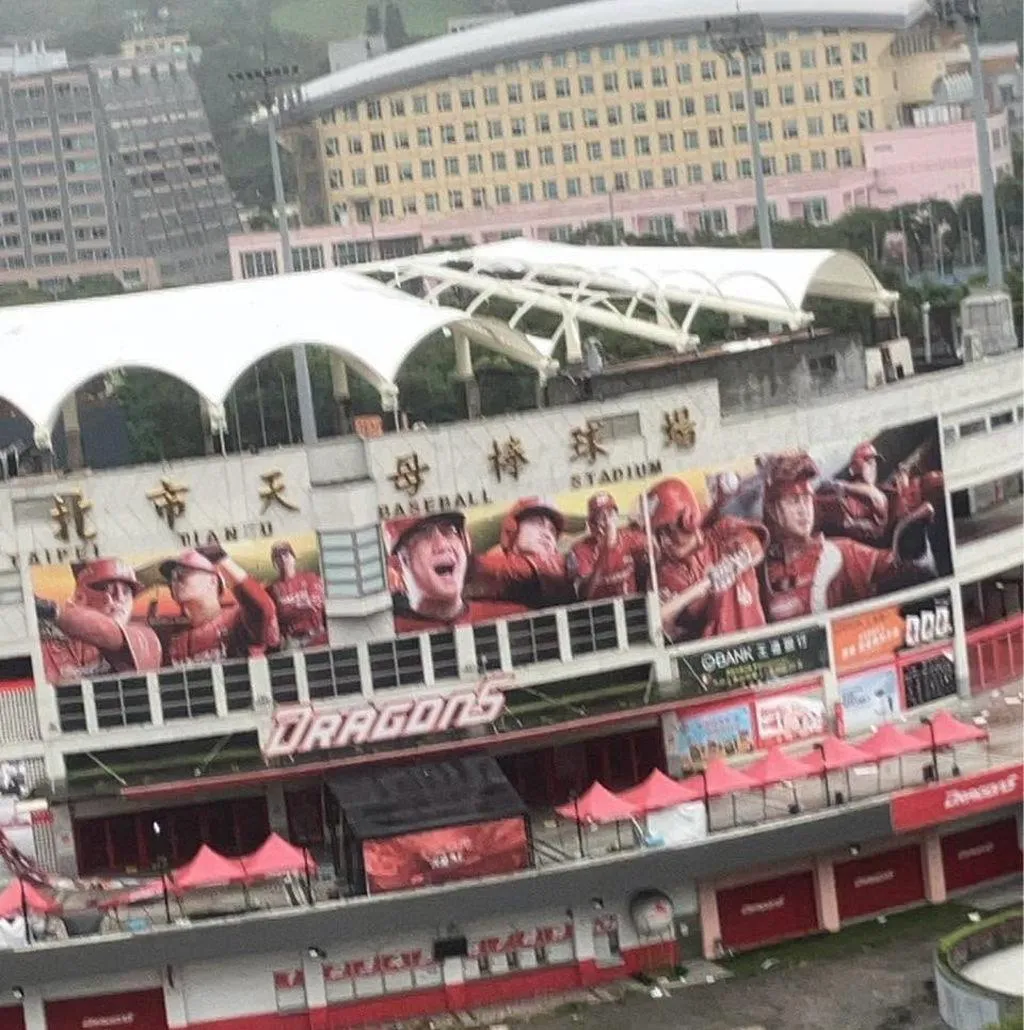 薔琵颱風吹掀天母球場屋頂。（圖／翻攝自張斯綱臉書）