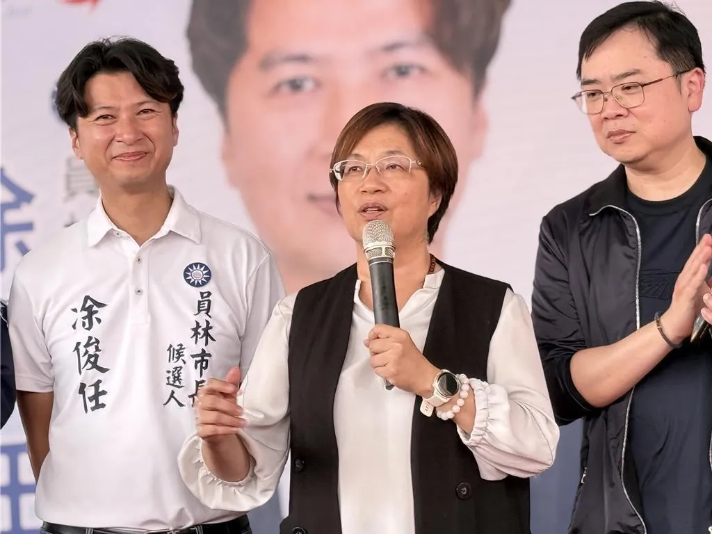 彰化縣長王惠美（中）25日到員林市為黨籍參選人站台輔選。（中時孫英哲攝）