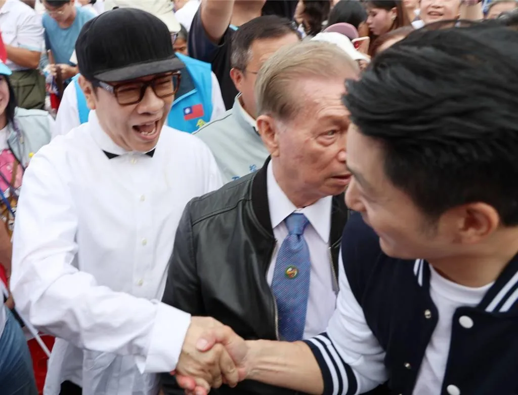 蔡康永與蔣萬安握手。(圖/報系資料照)