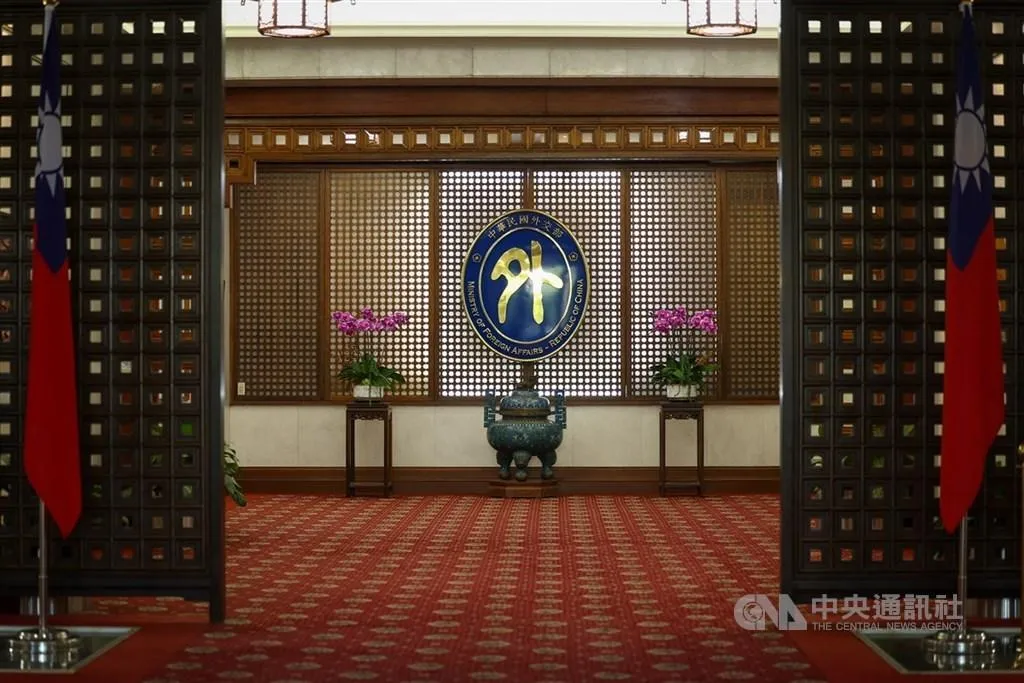 圖為外交部正門口部徽。（中央社檔案照片）