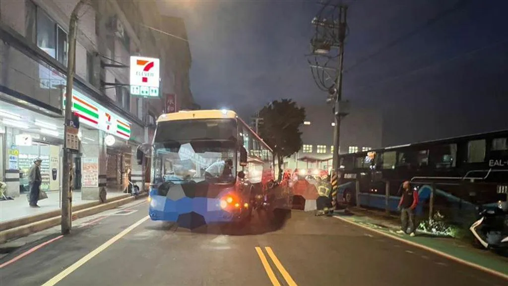 婦人被捲入公車車底。（圖／翻攝畫面）
