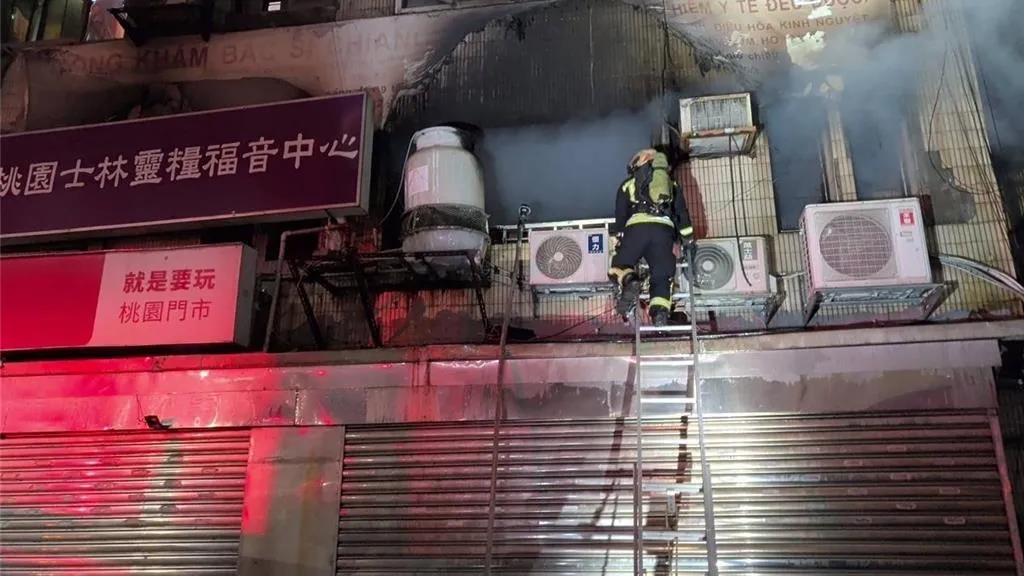 桃園區民生路上一棟住宅大樓昨(28)日深夜發生火警。(圖/桃園市消防局)