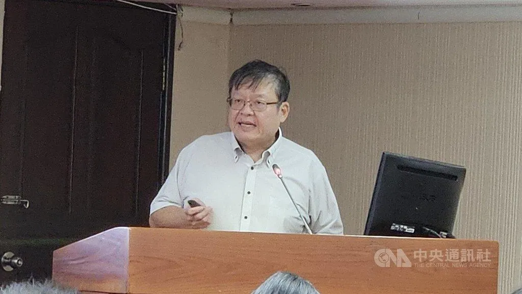立法院厚生會肝炎政策促進委員會29日召開2026年第5次肝炎專家討論會議，衛生福利部中央健康保險署顏家瑞表示，健保共擬會已通過放寬B肝抗病毒藥治療條件及健保給付，公告後上路。(圖/中央社)