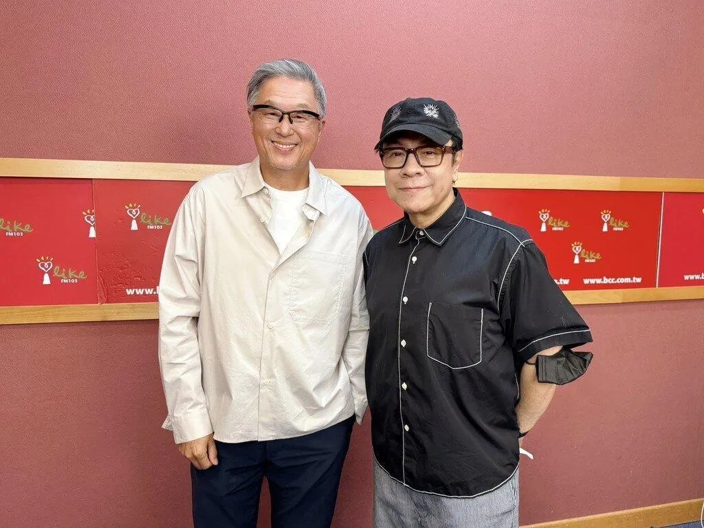 藝人蔡康永（右）接受藝人王偉忠（左）主持的廣播節目專訪時說，台北市警方搜索同志酒吧爭議，是促使他出現在民主進步黨台北市長參選人沈伯洋造勢場原因之一。（中廣提供）