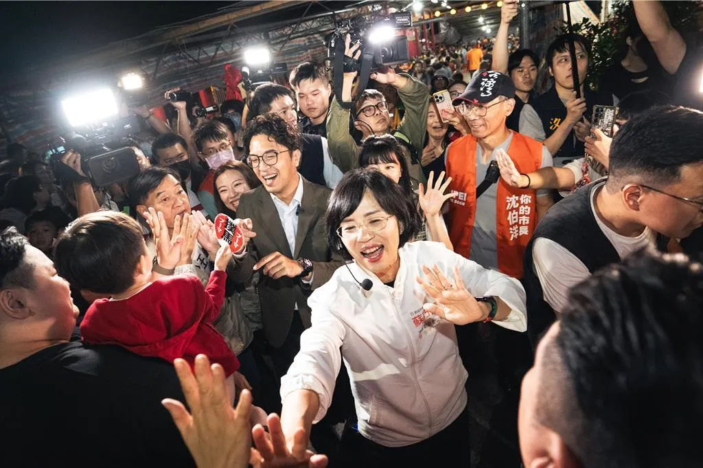 蘇巧慧笑稱沈伯洋拜票邊吃東西的本領無人可出其右。（圖／蘇巧慧競選辦公室提供）