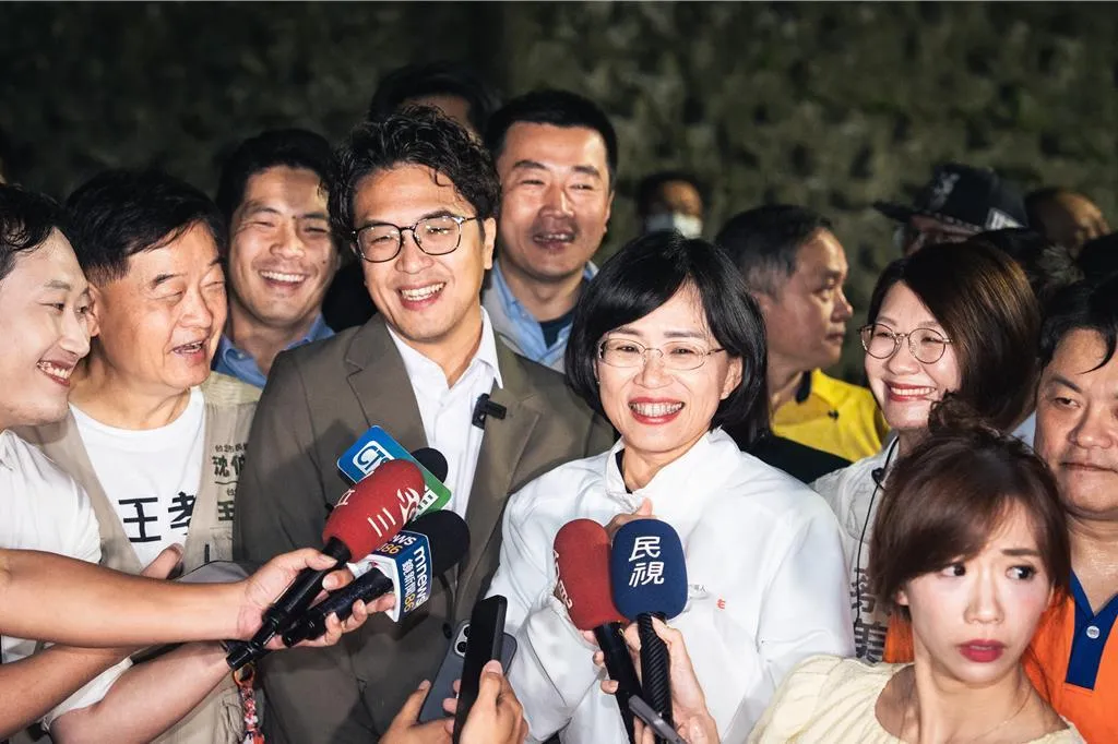 民進黨新北市長候選人蘇巧慧與台北市長候選人沈伯洋29日晚間汐止福山巖顯應祖師廟合體。（圖／蘇巧慧競選辦公室提供）