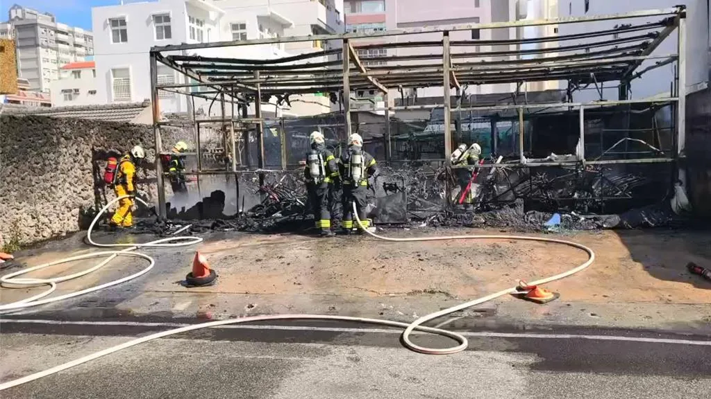 警消人員趕抵現場時，鐵皮車庫已陷入全面燃燒，濃煙密布且火勢相當猛烈，警消花費24分鐘將火勢完全撲滅。（圖／警消提供）
