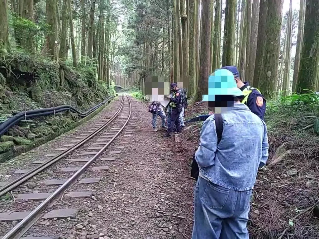 嘉義縣警察局竹崎分局向違法行走軌道遊客製作訪談紀錄。（圖／林鐵處提供）