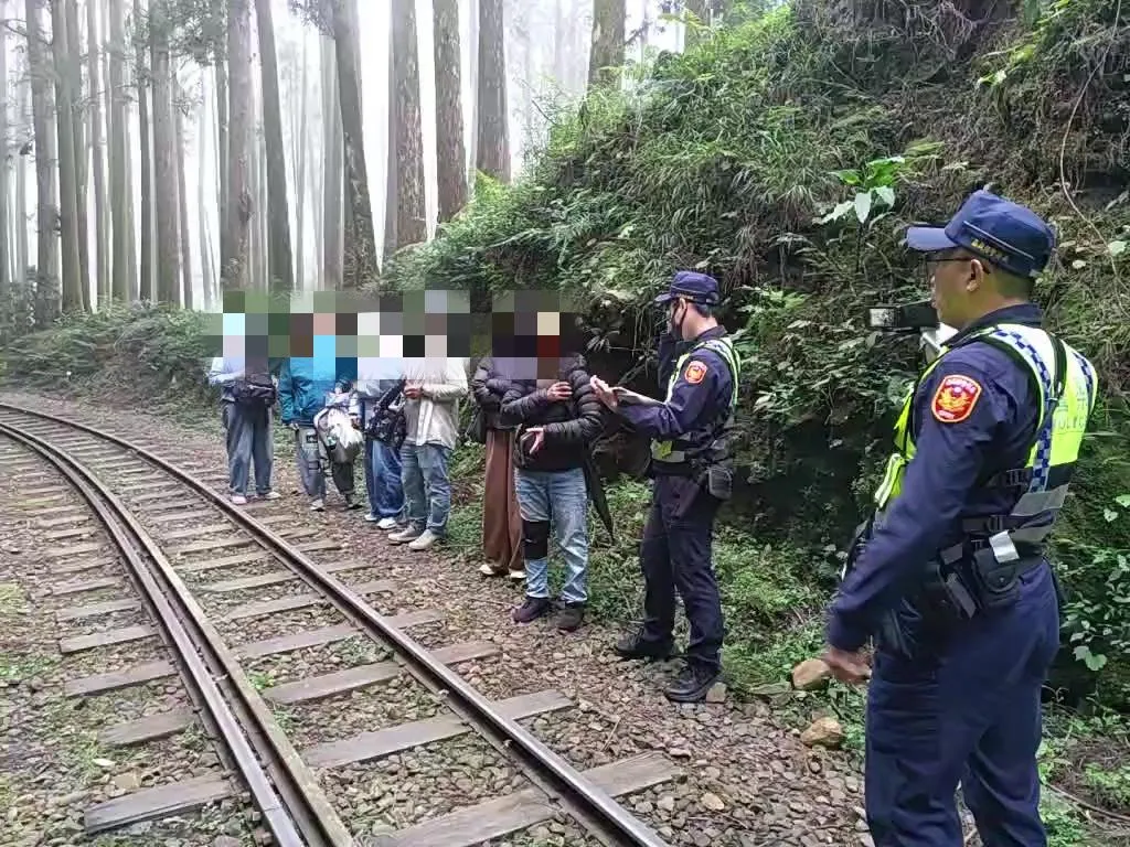 嘉義縣警察局竹崎分局向違法行走軌道遊客製作訪談紀錄。（圖／林鐵處提供）