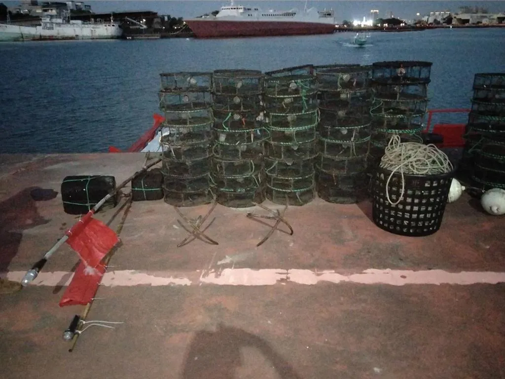 台南市農業局近日聯合台南市區漁會強力出海取締，當場查獲1艘高雄市茄萣區的慣犯漁船違規闖入安平近海禁漁區。（圖／台南市農業局提供）