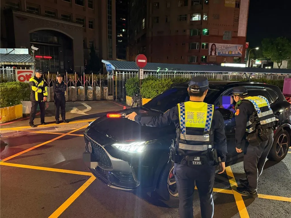 毒駕加重處罰新制上路首日,中壢警方在重要路口執行攔檢。(圖/中壢警分局提供)