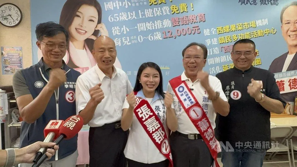 國民黨雲林縣長候選人張嘉郡（右3）31日到西螺鎮拜票，立法院長韓國瑜（左2）也來相挺。（圖／中央社）