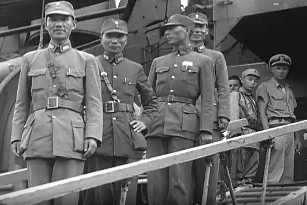 70軍先頭部隊穿著新制服下船。（圖／美國國家檔案管理局）
