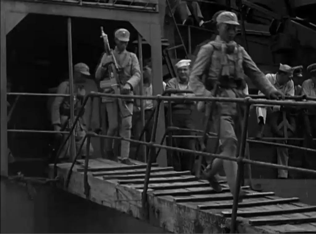 70軍先頭部隊1945年10月17日登陸基隆港，精神飽滿穿著新制服鞋子下船。（圖／取自維基百科公有領域、美國國家檔案管理局）