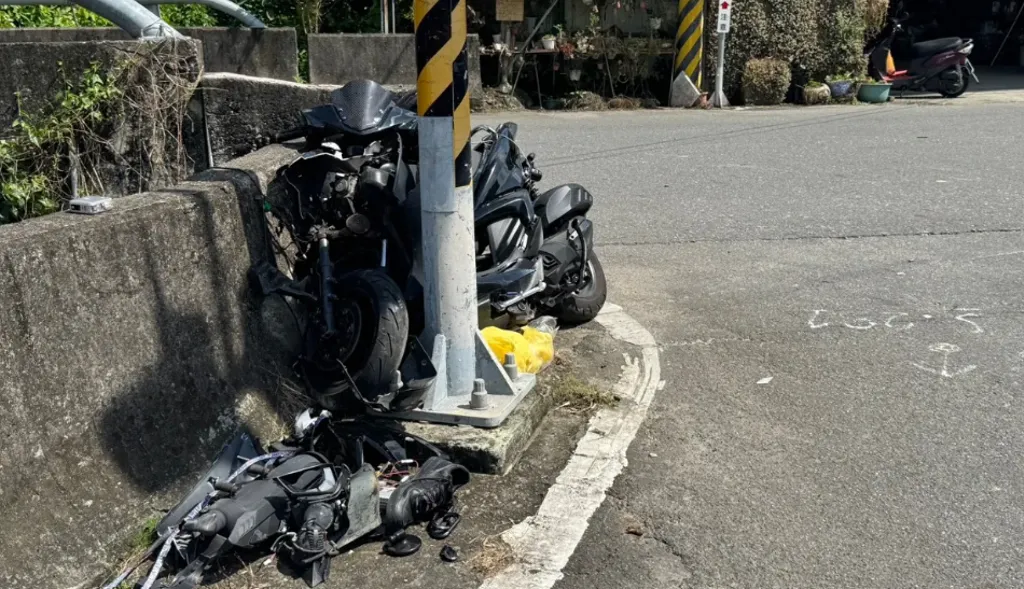18歲大一生夜衝武嶺返校撞車，墜落6米深橋底重傷。（圖／翻攝畫面）