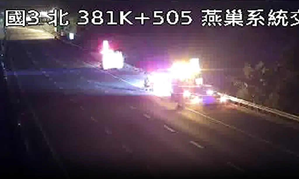聯結車失控衝破護欄墜落邊坡,駕駛送醫不治。(圖/翻攝自高速公路資訊網)