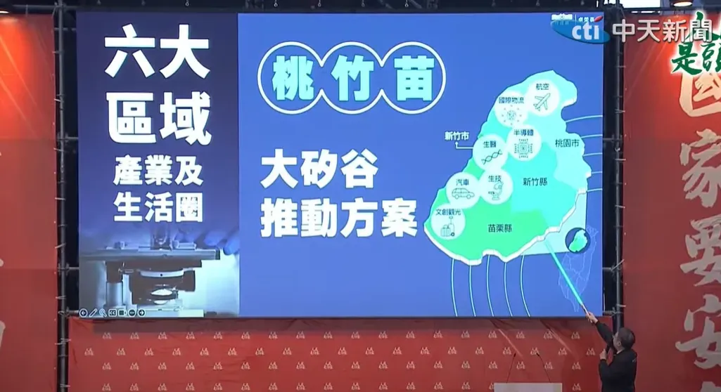 卓榮泰今天在桃園宣講時揮舞「光劍」。(圖/中天新聞)