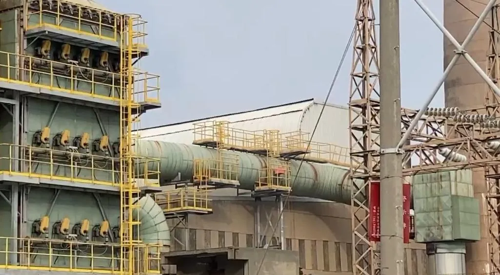 台玻位於台中的工廠於27日下午發生火警，火勢自地下室一樓冒出，情況相當危急。（圖／中天新聞）