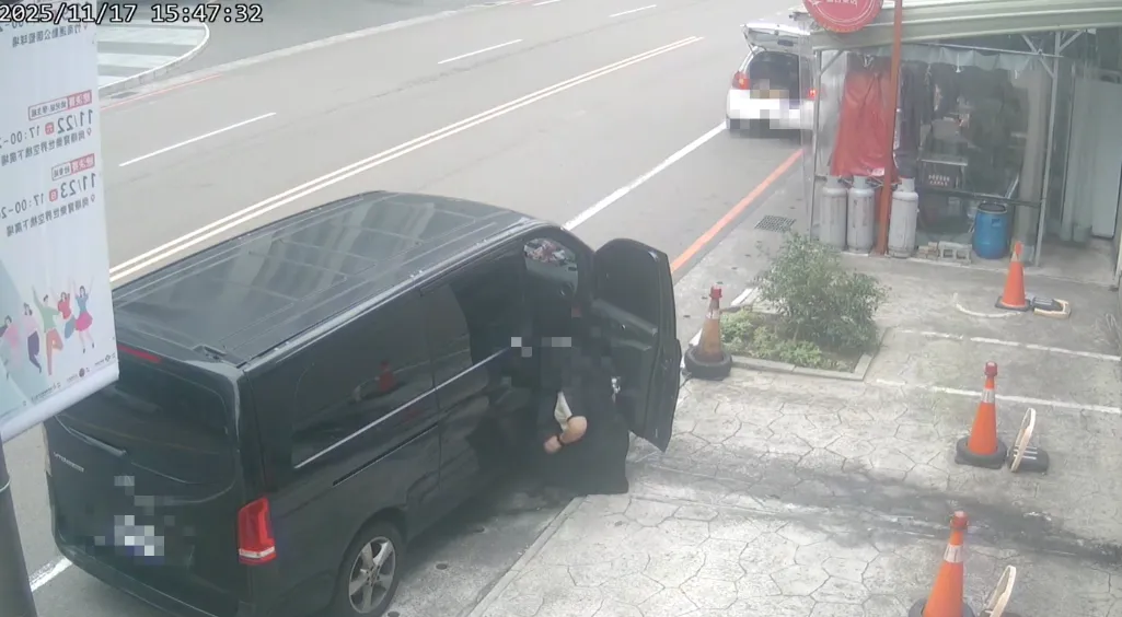 網友PO出監視器畫面拍到女駕駛隨意大便。（圖／翻攝自臉書社團「苗栗大小事」，下同）