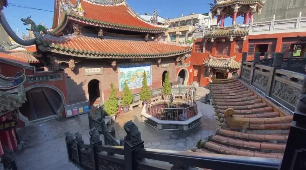 高姓董娘在媽祖指引下，確定明年繼續點燈，達成10年500萬元的驚人紀錄！（圖／中天新聞）