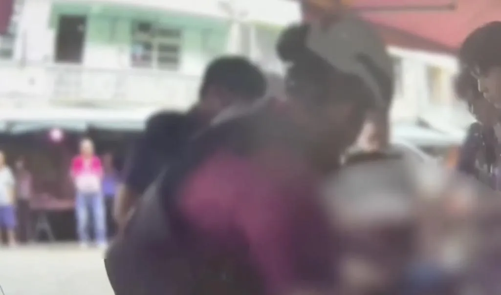 男子持刀自殘與警對峙遭制伏強制送醫。(圖/翻攝畫面)