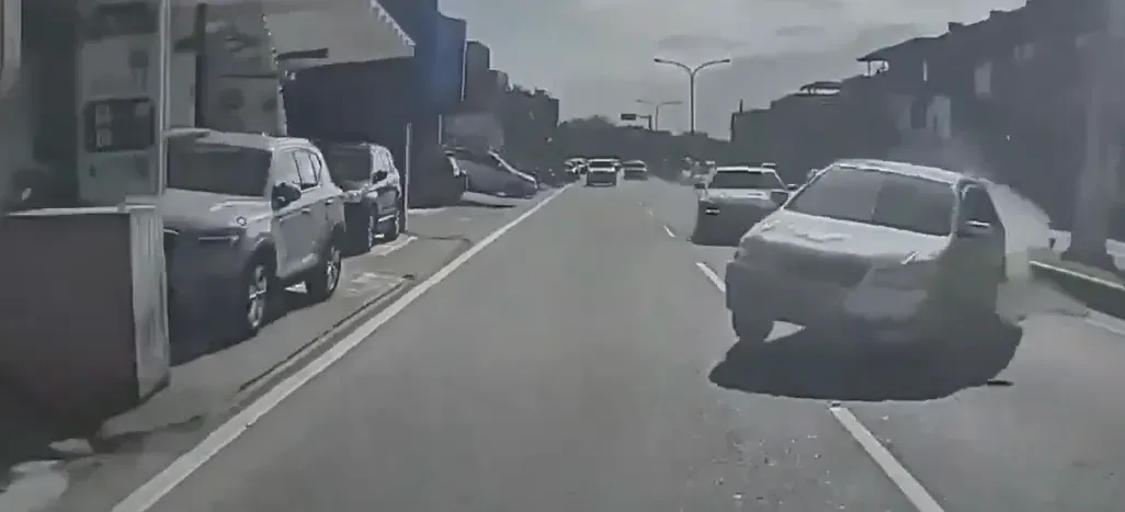 轎車變換車道時被後方車輛撞上。（圖／畫面來源：八卦村）