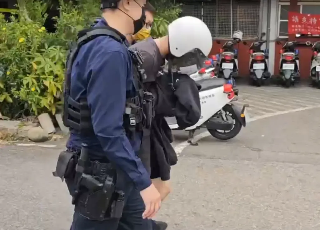 30日晚間1名男子搶銀樓後逃跑,31日14時許,在鳯山區查緝董嫌(約22歲)到案。全案將依違反刑法搶奪罪嫌,移送橋頭地檢署偵辦。(圖/警方提供)
