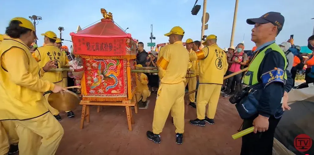 白沙屯媽祖與山邊媽祖「停駕」稍作休憩。(圖/翻攝自白沙屯媽祖網路電視台)