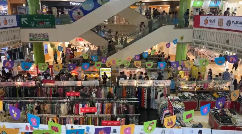高雄市政府宣布今（7）日停班停課，但各大百貨公司仍維持正常營業，意外吸引大量民眾前往消費，美食街更是一位難求。（圖／翻攝畫面）