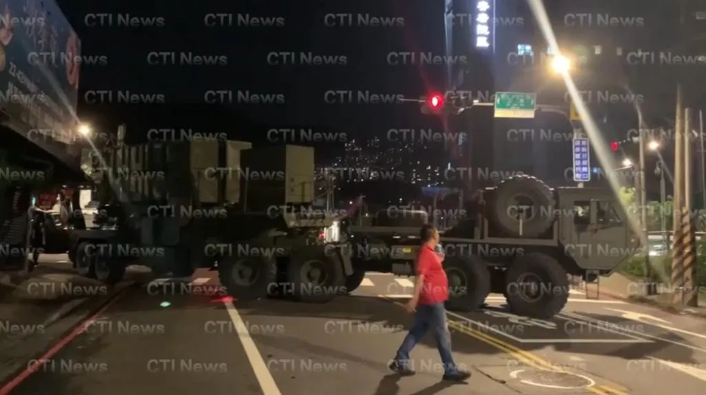 有民眾於今（11）日晚間10時許，行經新北市安坑區車子路與安一路口時，目擊到愛國者飛彈車於路口轉彎時，疑似車上駕駛未注意角度，車身不慎卡住一旁遮雨棚。（圖／中天新聞）