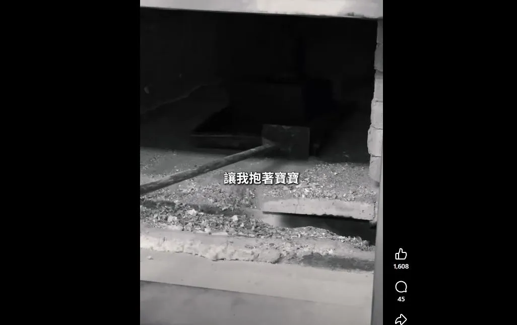 礙於習俗,嬰兒的爸媽必須迴避,由禮儀師凱皓送他進火葬場。(圖/禮儀師凱皓提供)