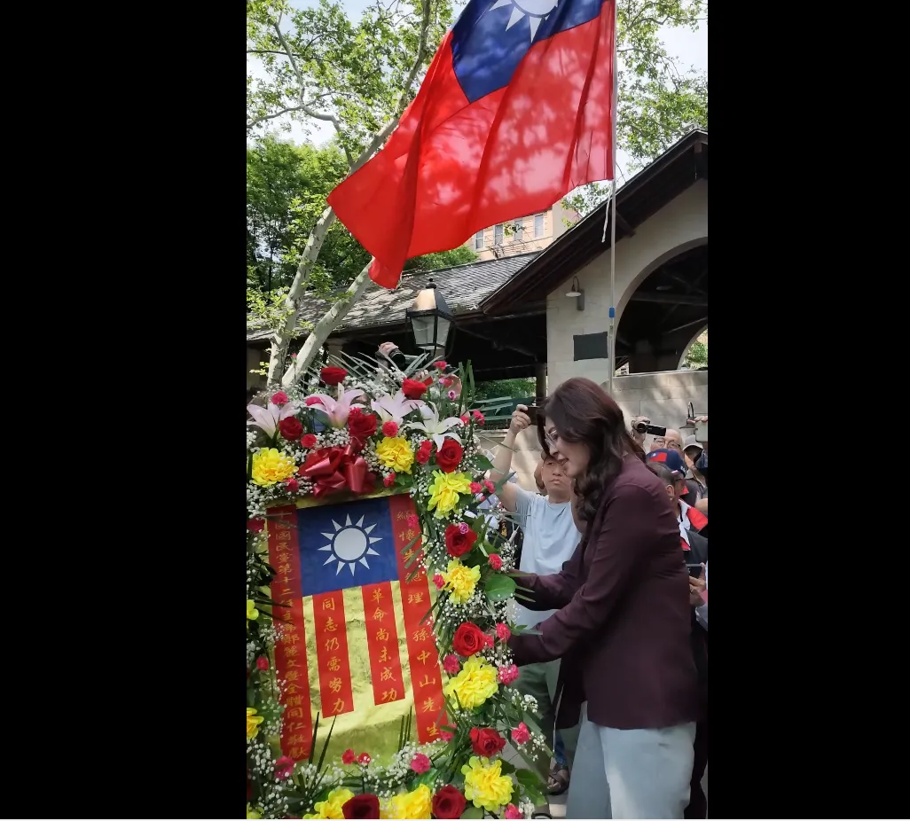 鄭麗文向國父銅像獻花。（圖／國民黨提供）