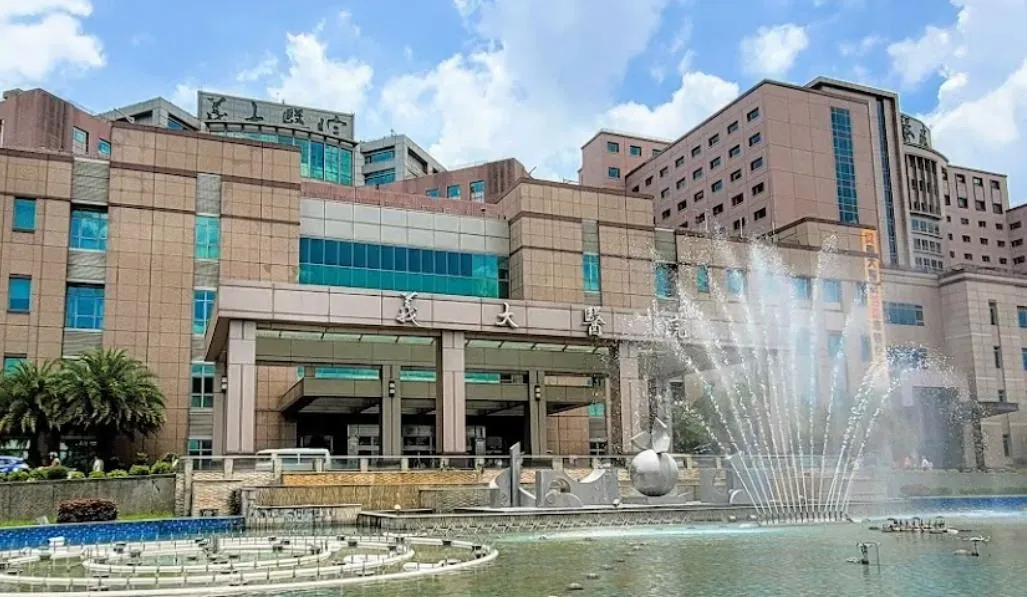 衛福部今(24)日公布113年度醫學中心醫院評鑑結果,高雄義大醫院確定升格為醫學中心,全台醫學中心增至23家。(圖/翻攝自Google Map)