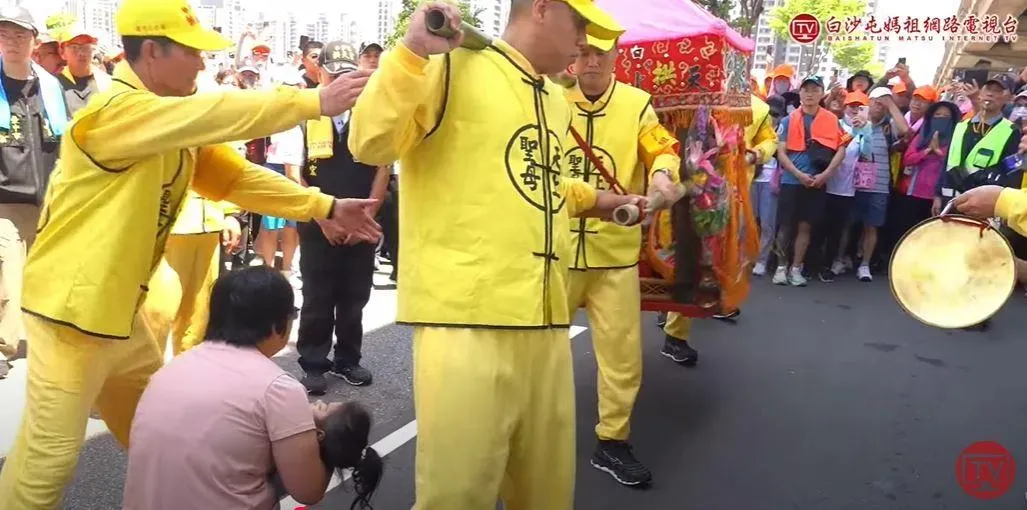 白沙屯媽祖、山邊媽祖停轎為病童賜福加持。(圖/翻攝自白沙屯媽祖網路電視台)