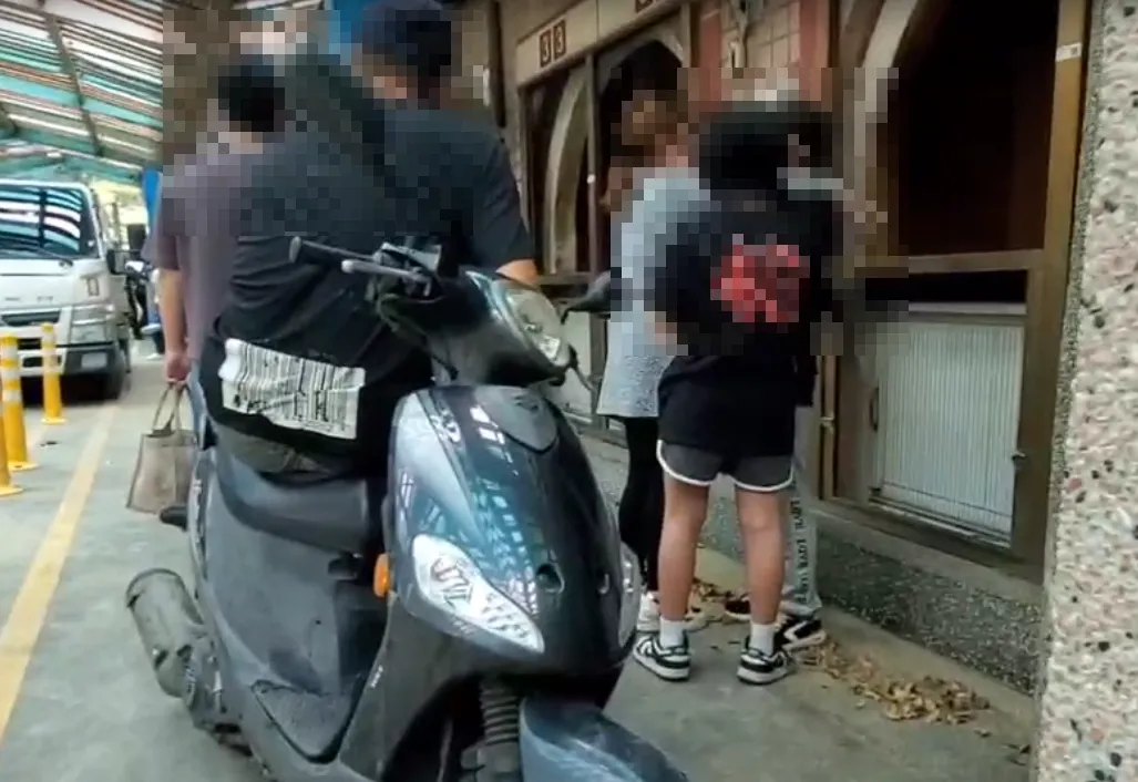宗姓少年阿嬤難過不已，身旁孫女正不斷安慰。（圖/翻攝畫面）